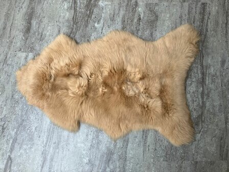 Schapenvacht 100% Echt &amp; Natuurlijk - Lichtbruin Middel lang Haar - 94 cm