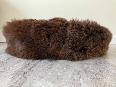 Schapenvacht 100% Echt &amp; Natuurlijk - Donkerbruin 60-70 cm - Hondenmand Kattenmand