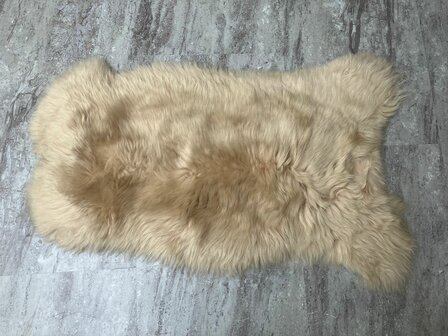 Schapenvacht 100% Echt &amp; Natuurlijk - Lichtbruin Cr&egrave;me Middel lang Haar - 90 cm