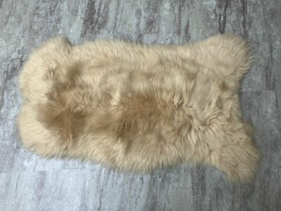 Schapenvacht 100% Echt & Natuurlijk - Lichtbruin Crème Middel lang Haar - 90 cm