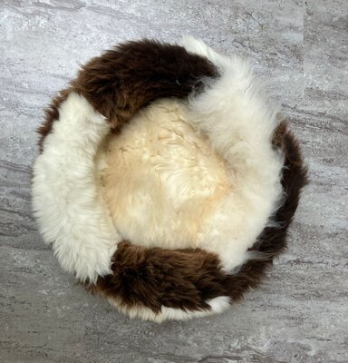 Schapenvacht 100% Echt & Natuurlijk - Donkerbruin Wit 60-70 cm - Hondenmand Kattenmand